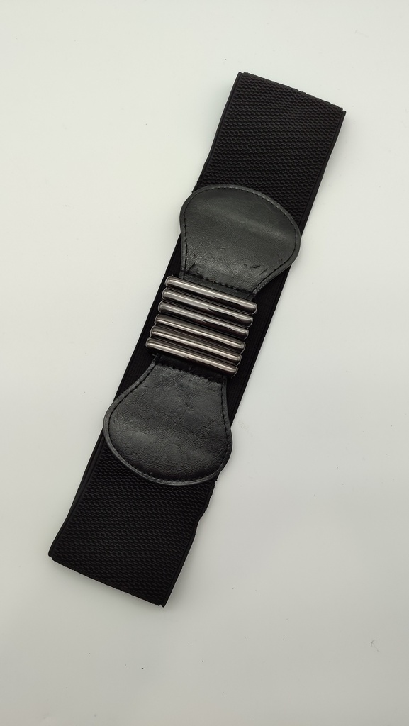 Cinturón negro con hebilla metálica