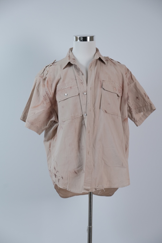 Camisa M/C plastrón camel ambientada