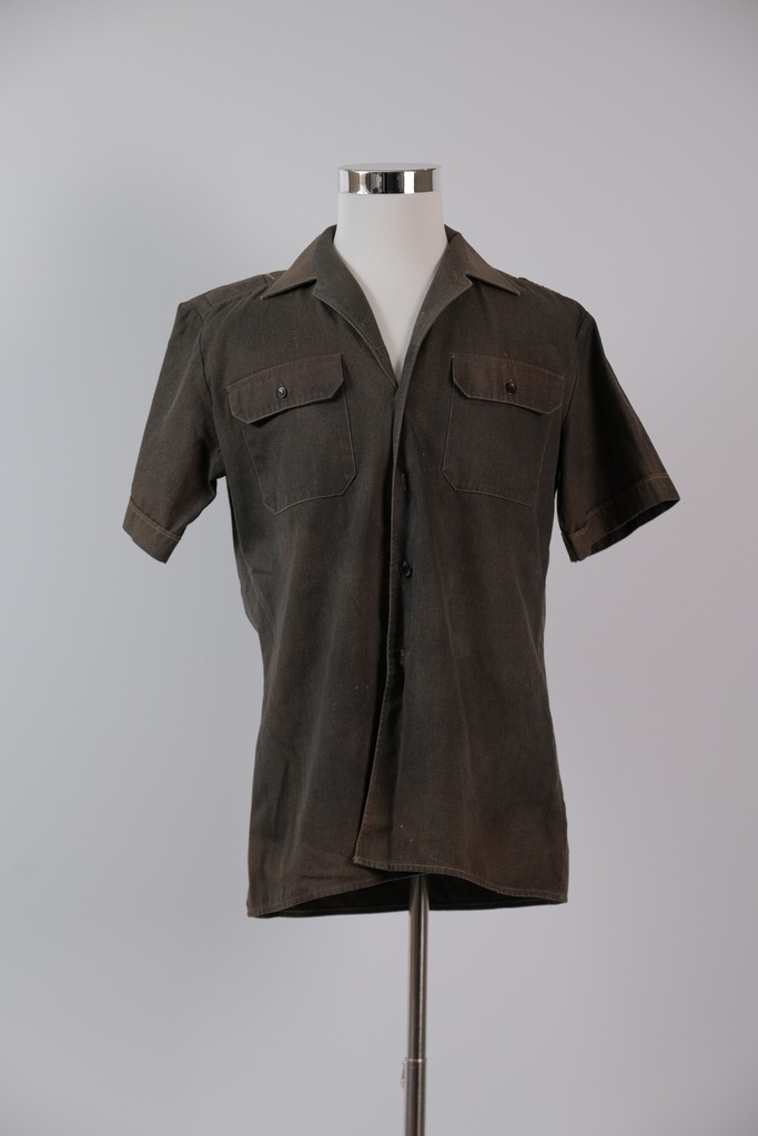 Camisa M/C verde ambientada