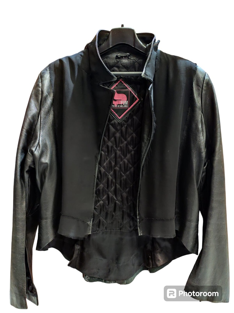 Chaqueta cuero negro bajo con forma