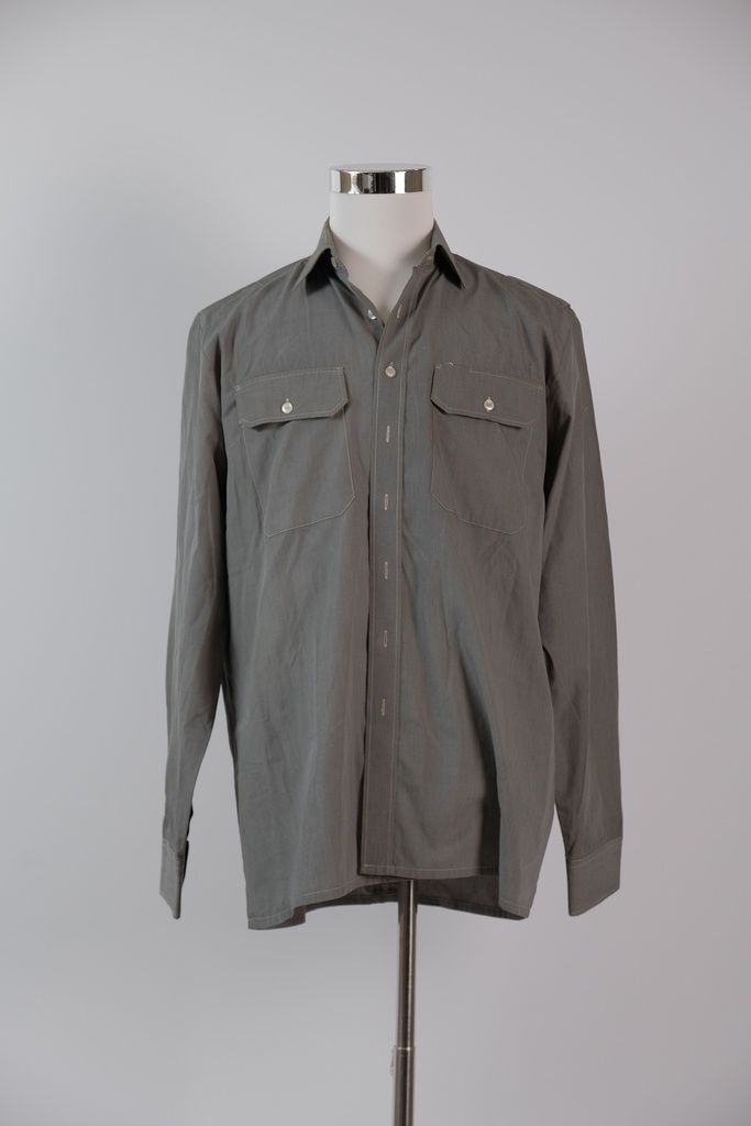Camisa militar plastrón ambientada