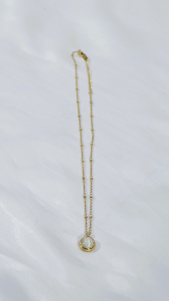 Cadena dorada con colgante