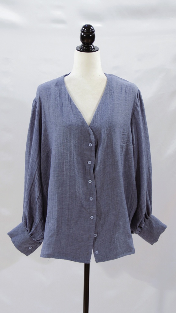 Camisa azul manga larga cuello pico