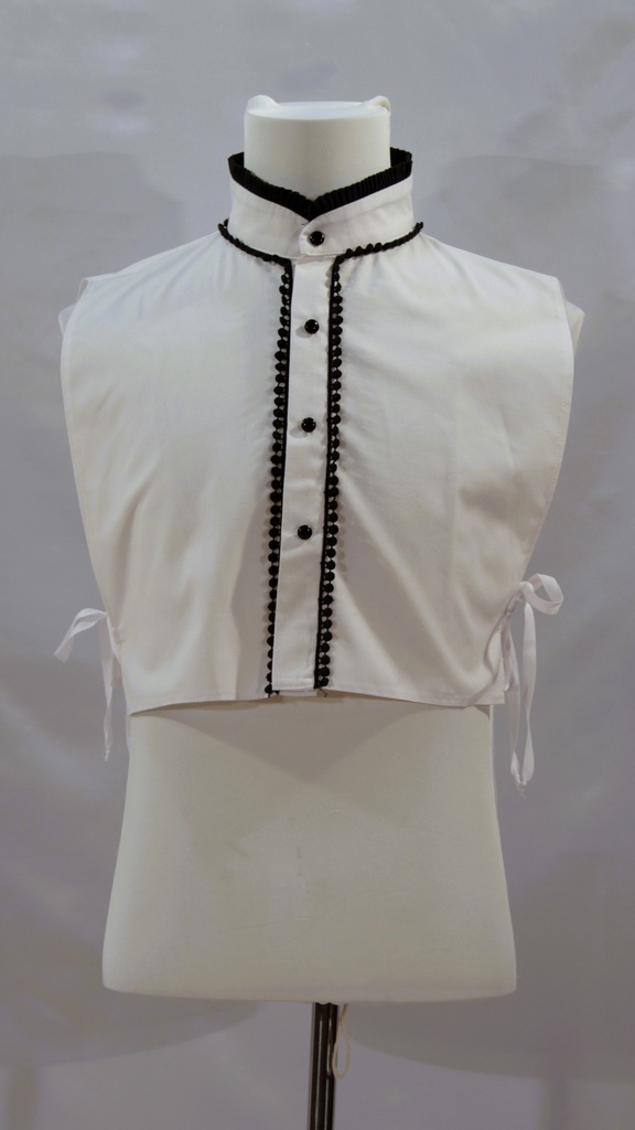Pechera de camisa blanca y bodoques negros