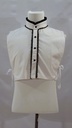 Pechera de camisa blanca y bodoques negros