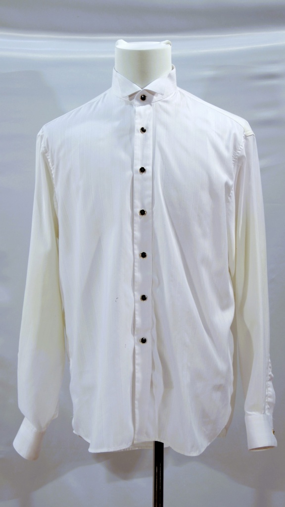 Camisa blanca cuello smoking y botones negros