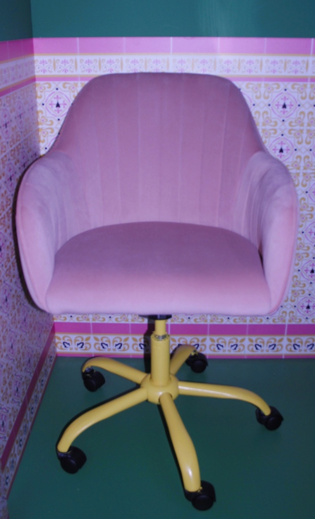Silla terciopelo rosa patas amarillas