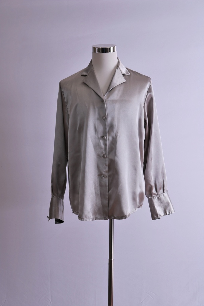 Camisa de vestir  raso gris cuello solapa