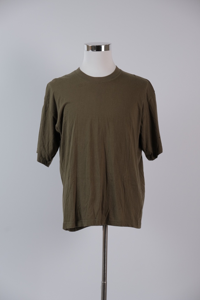 Camiseta verde manga corta ambientada