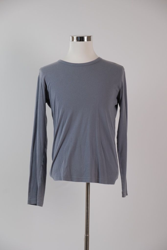 Camiseta M/L azul ambientada