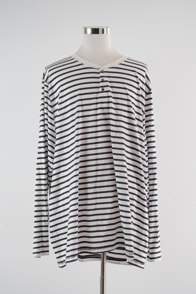 Camiseta cuello pico corchetes