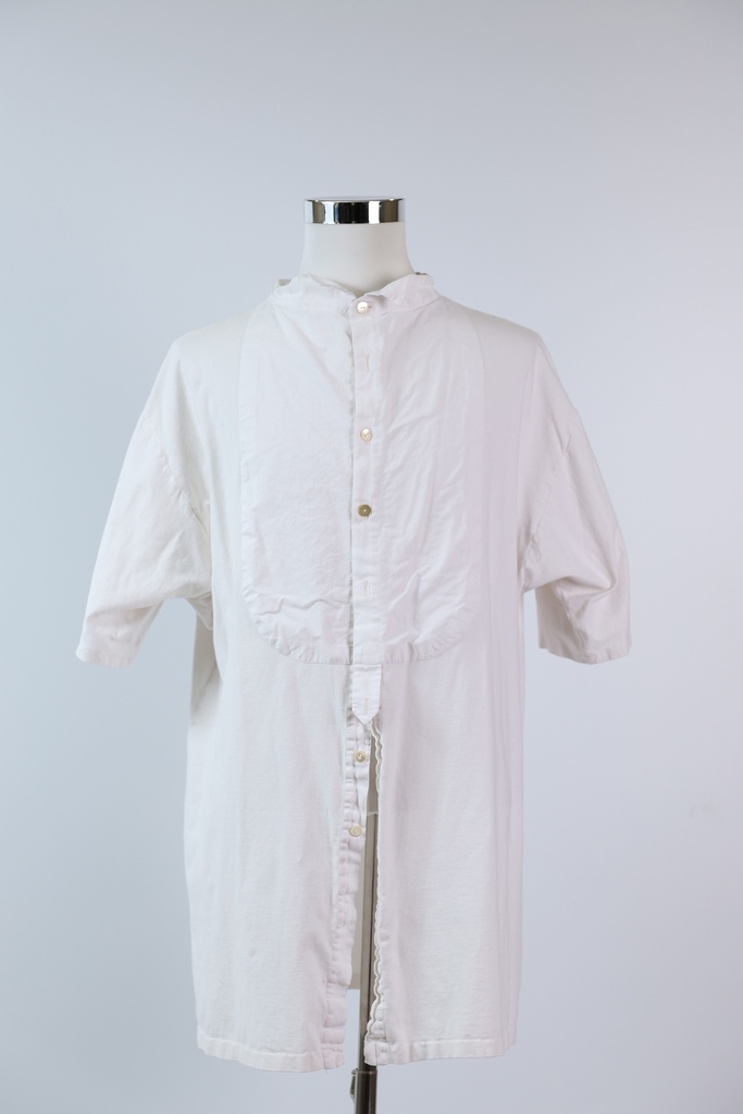 Camiseta tipo camisa abierta cuello mao