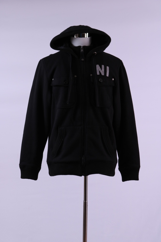 Cazadora paño negro con capucha y bolsillos plastrón