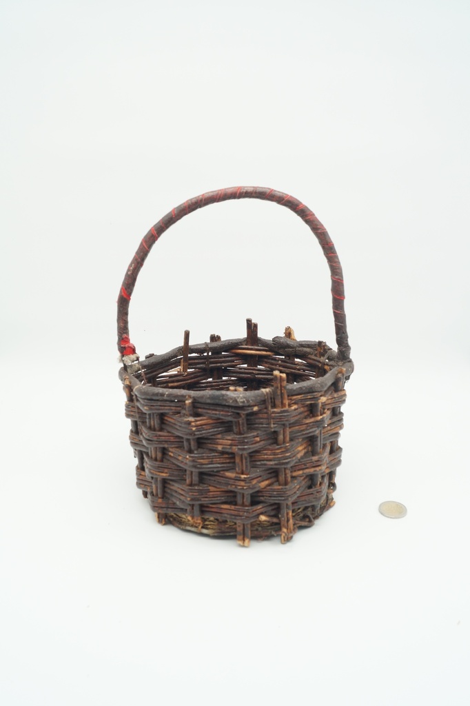 Cesta de mimbre con asa