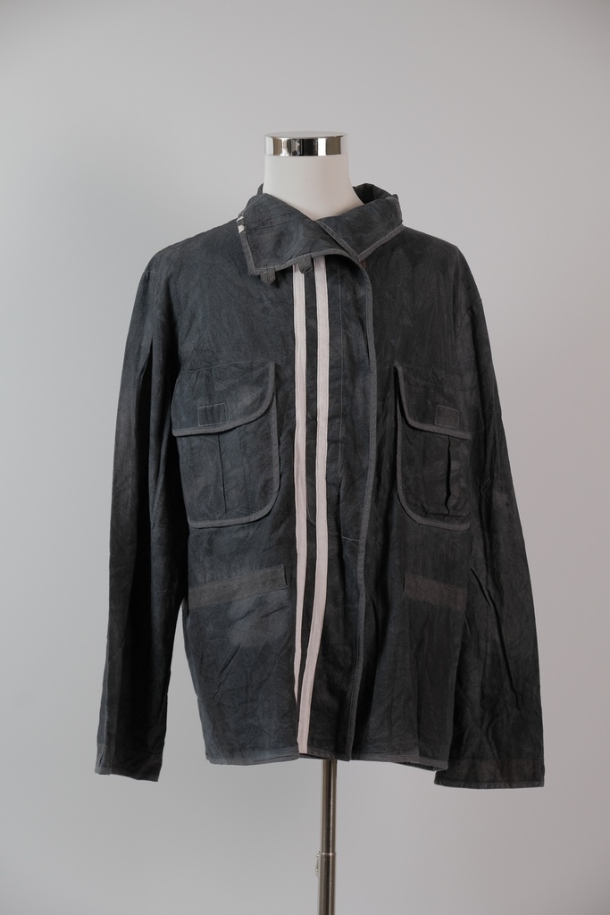 Chaqueta H rayas blancas ambientada