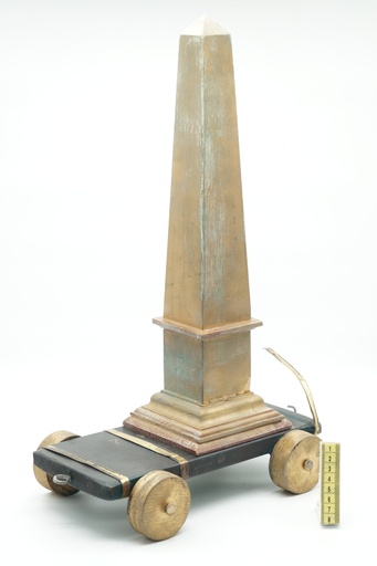 [OP00539] Figura de obelisco egipcio en plataforma con ruedas