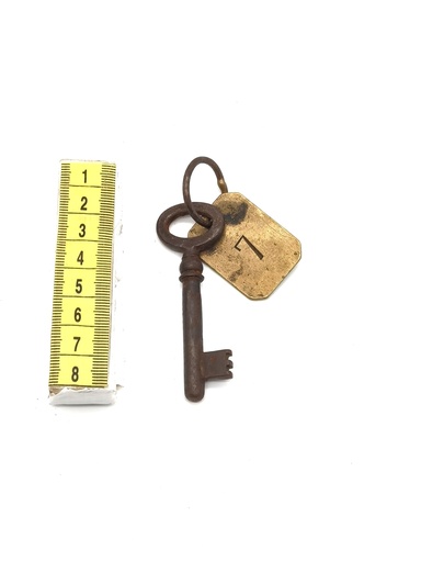 [OP02495] Lave antigua con llavero "7"