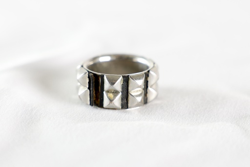 [OP03816] Anillo plateado tachuelas pico