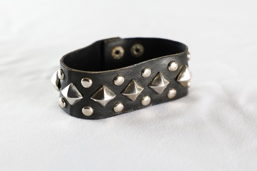 [OP03818] Brazalete polipiel negro con tachuelas plateado