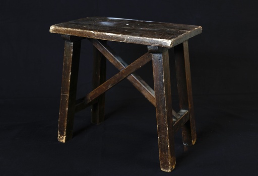 [OP04005] Taburete de madera oscuro