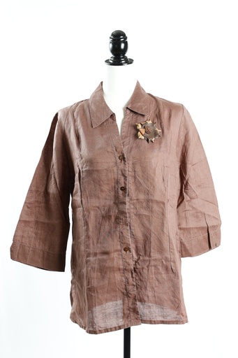[OP04938] Camisa marrón manga francesa con broche de flor de piel