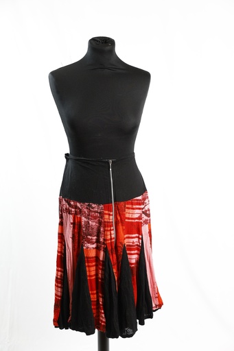 [OP05024] Falda con godets negro estampados rojo