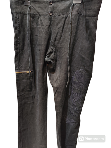 [OP05921] Pantalón negro lino con bordado en una pernera