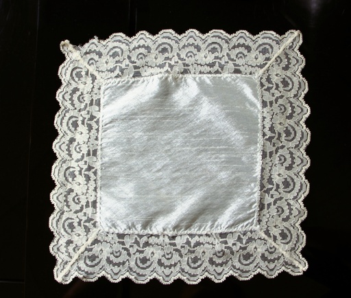 [OP06078] Pañuelo blanco con puntilla de encaje