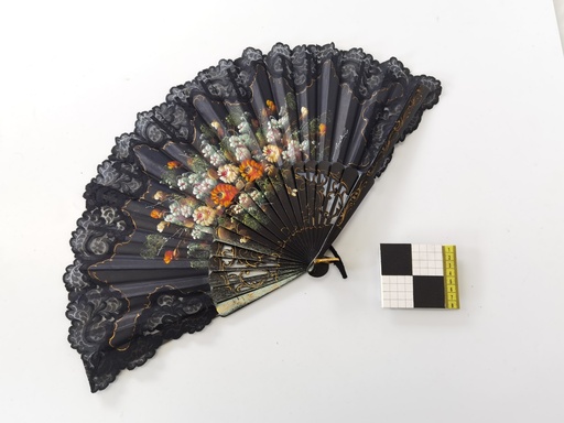 [OP01643] Abanico pericón con puntilla y pintado con motivos florales
