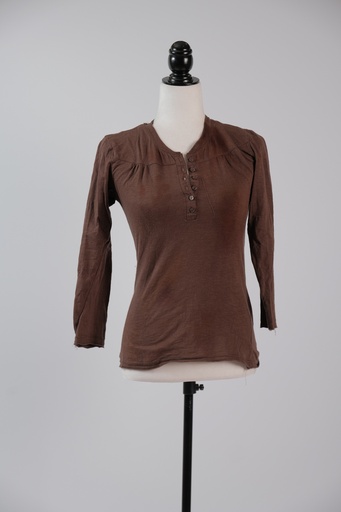 [OP03185] Camiseta M abotonadura cuello ambientada