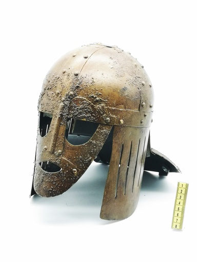 [OP00711] Casco estilo medieval europeo, confeccionado y ambientado
